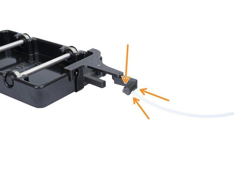 Wsuń rurkę w prowadnicę filamentu tak, aby przeszła na wylot i wystawała ok 1 mm z drugiej strony.