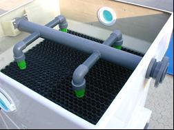 System dystrybucji wody jest dostarczany w komplecie z manometrem do regulacji ciśnienia wejściowego wody oraz zaworem spustowym. Przyłącze(-a) wody kołnierzowe.