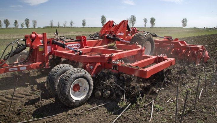 Dzięki 6 siłownikom hydraulicznym (po 3 na każdą stronę), 2 boczne skrzydła ramy można szybko zamknąć na potrzeby transportu