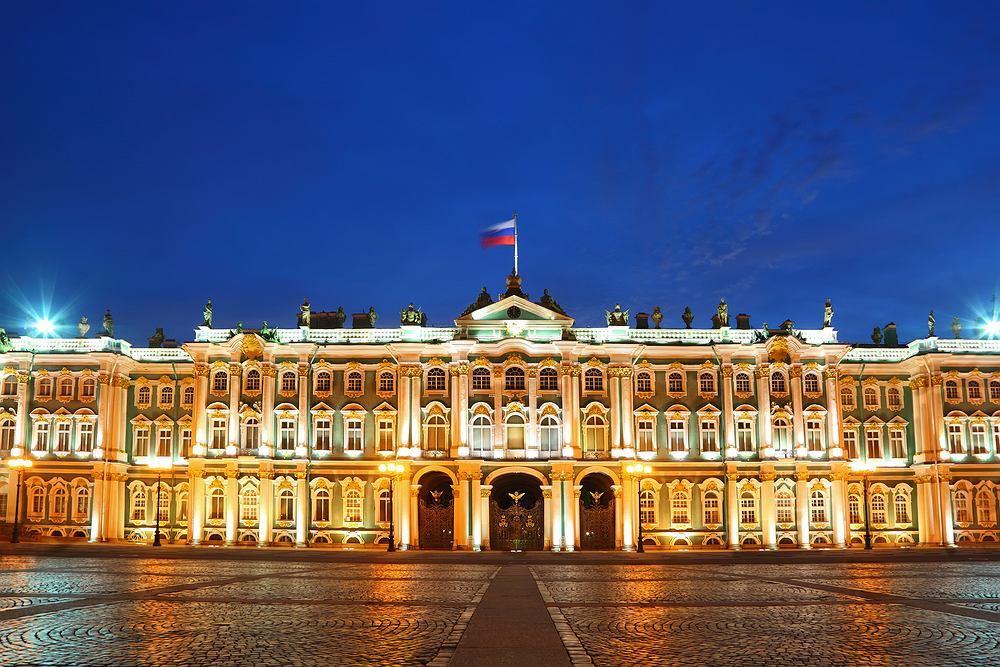 St. Petersburg Pałac Zimowy Jego znakiem rozpoznawczym i centralnym punktem jest Pałac Zimowy.