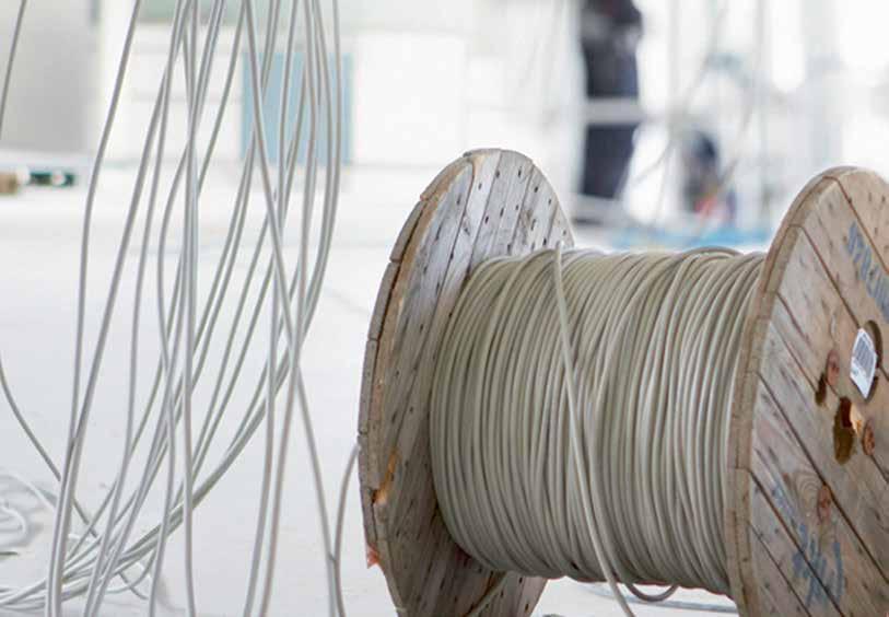 Przewody i kable elektroenergetyczne niskiego napięcia Low voltage power cables and wires Firma NKT produkuje i sprzedaje jedno- i wielożyłowe przewody i kable, spełniające wymagania norm krajowych i
