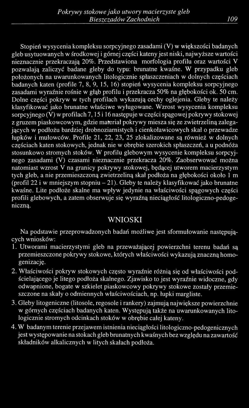 W przypadku gleb położonych na uwarunkowanych litologicznie spłaszczeniach w dolnych częściach badanych katen (profile 7, 8, 9, 15, 16) stopień wysycenia kompleksu sorpcyjnego zasadami wyraźnie