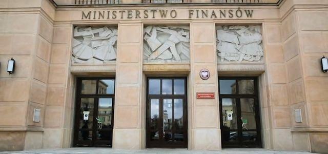 Miałoby to także poprawić ściągalność VAT-u choć nie wytłumaczył w jakim stopniu miałoby to dotyczyć służby celnej realizującej zupełnie odmienne czynności i zadania od tych,którymi zajmuje się