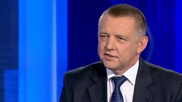 nigdy nie widział w naszym kraju. Pan Banaś przewidział dla swoich kolesi smakowite stanowiska,emerytury mundurowe, wysokie uposażenia a wszystko to kosztem podległym mu funkcjonariuszy celnych.