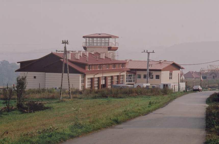 Nowa siedziba Państwowej Straży Pożarnej w Strzyżowie etap budowy Jeszcze w 1998 roku we współpracy Starosty i Komendanta Powiatowego Państwowej Straży Pożarnej podjęte zostały działania mające na
