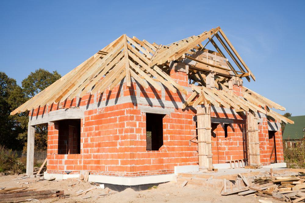 Najpopularniejsze więźby dachowe w ceramicznych dachach stromych Ze względu na strefę klimatyczną, warunki zabudowy najczęściej przewidują domy z dachami spadzistymi o kącie nachylenia wynoszącym