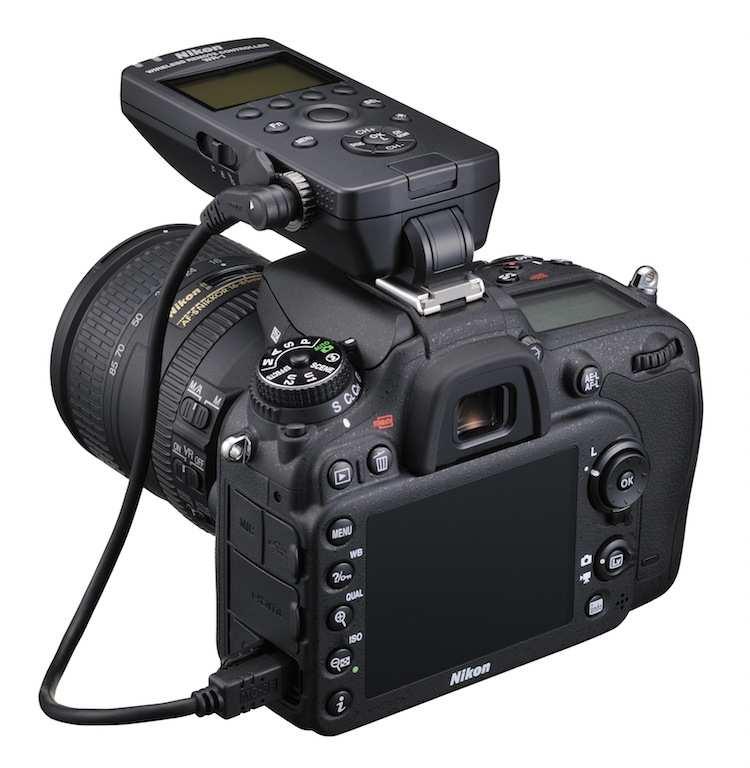Nikon D7100 wyróŝnia się takŝe lekkim (675 g), a jednocześnie wytrzymałym korpusem, którego górna i tylna pokrywa zostały wykonane ze stopu magnezowego.
