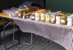 https://www. fot. Tadeusz Śmigielski Prawidłowo oznakowane produkty pszczele Właściwości lecznicze miodu Przy wielu schorzeniach używa się miodu jako środka leczącego lub wspomagającego leczenie.