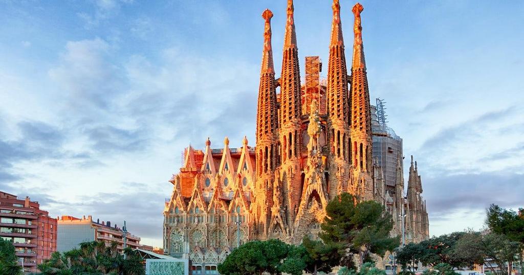 Następnie spacer po Passeig de Gràcia, gdzie stoją domy zaprojektowane przez Gaudíego, wpisane na listę UNESCO: Casa