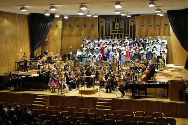 Sala koncertowa starej filharmonii w Szczecinie im. M. Karłowiczasuitą z Porgy and Bess G. Gershwina dyryguje Katarzyna Ganczarska-Borecka.