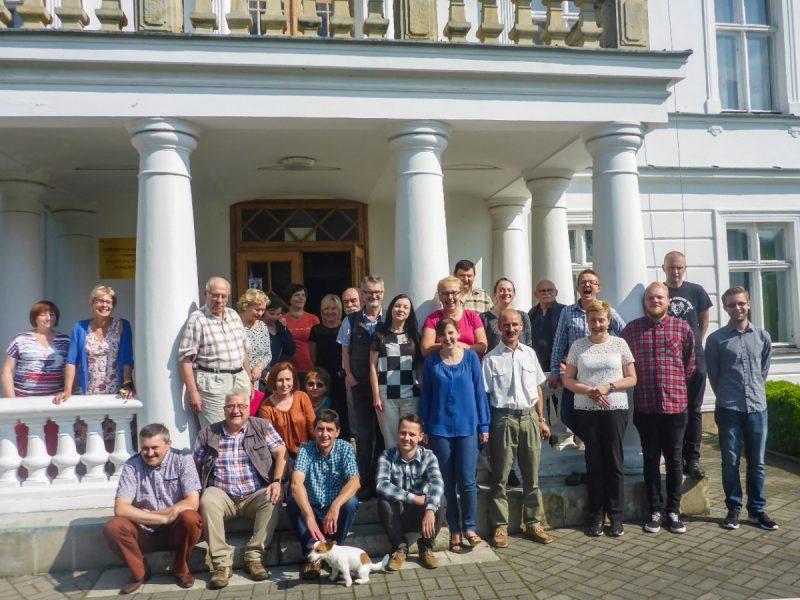 Ryc. 1. Uczestnicy Seminarium u wejścia do Pałacu w Małkocinie (fot. Piotr Rutkowski).