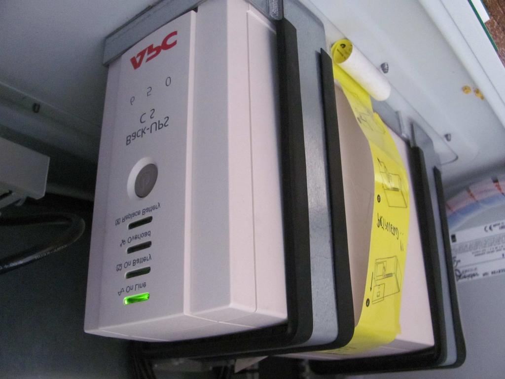 11 KAPITOLA 3. VLASTNI TECHNICKE R ES ENI (a) Za loz nı zdroj APC Back-UPS CS 650 VA (b) GPRS router Obra zek 3.