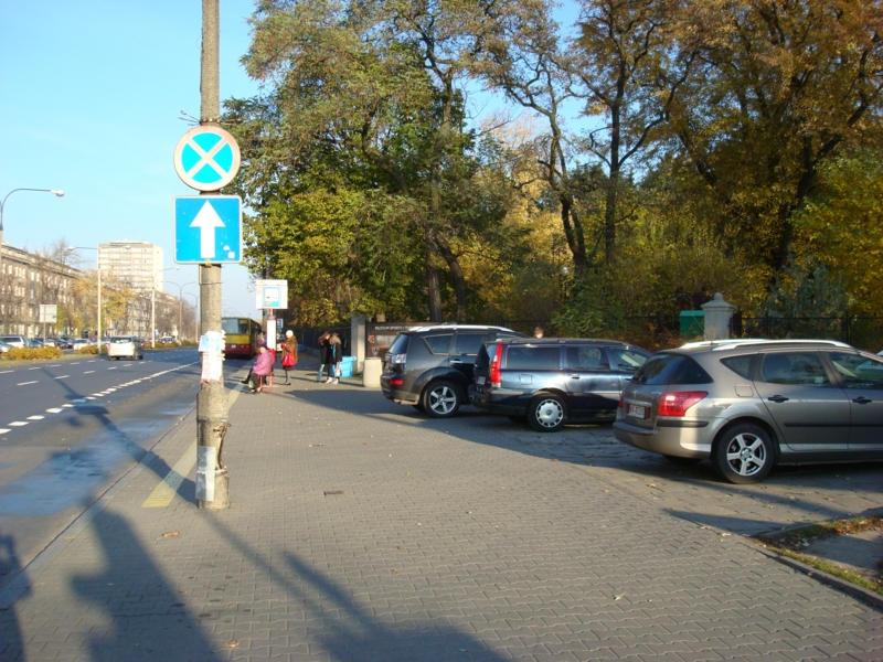 cztery miejsca parkingowe przy Parku Żeromskiego. Fot.