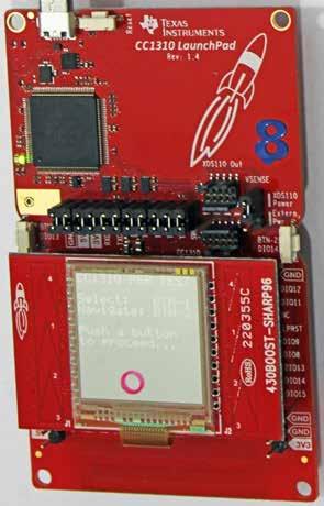 Rysunek 2. Zestaw CC1310 LaunchPad z dołączonym modułem LCD jest dołączona czerwona dioda LED poprzez złącze P6 1-2.