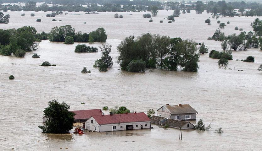 October morzu, 2007 podczas on the którego assessment woda po and przekroczeniu management stanu of flood brzegowego risks: zalewa a covering doliny by rzeczne