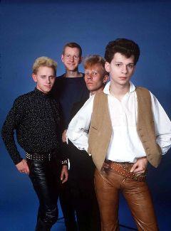 Depeche Mode 1984 Dave Gahan, Alan Wilder, Andrew Fletcher, Martin Gore Tradycyjnie cztero-osobowe grupy rockowe składały się trzech instrumentalistów i wokalisty, który mógł też grać na gitarze lub