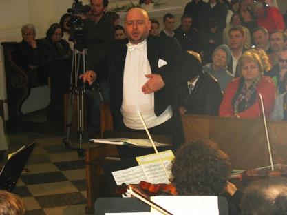 Marek Głowacki - dyrygent i pianista, doktor habilitowany sztuki muzycznej w dziedzinie artystycznej dyrygentura.