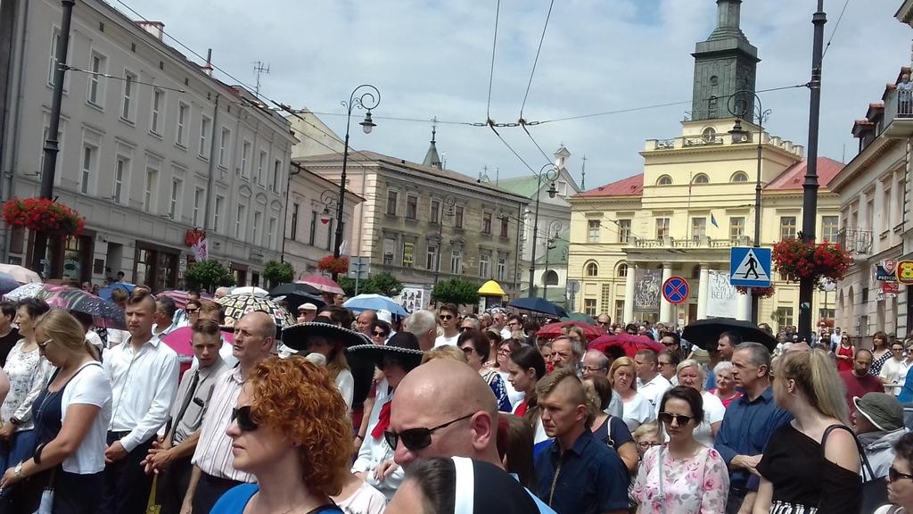 Tradycyjnie najliczniej wierni przybyli na plac przed archikatedrą lubelską gdzie uczestniczyli w Mszy świętej, której przewodniczył i homilię wygłosił abp metropolita lubelski Stanisław Budzik.