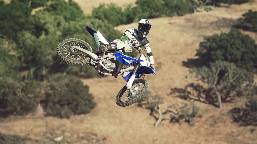 Air Riders Aby osiągnąć sukces w motocrossie, trzeba spędzić mnóstwo godzin na torze.