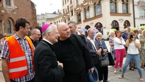 Pielgrzymowanie rozpoczęło się od powierzenia pielgrzymów Bożemu