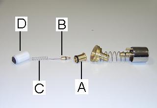 Widok na głowicę baterii po jej całkowitym demontażu. W skład zestawu naprawczego wchodzą: A. tuleja mosiężna z uszczelką wargową, B. iglica ze stali nierdzewnej, C. sprężyna ze stali nierdzewnej, D.