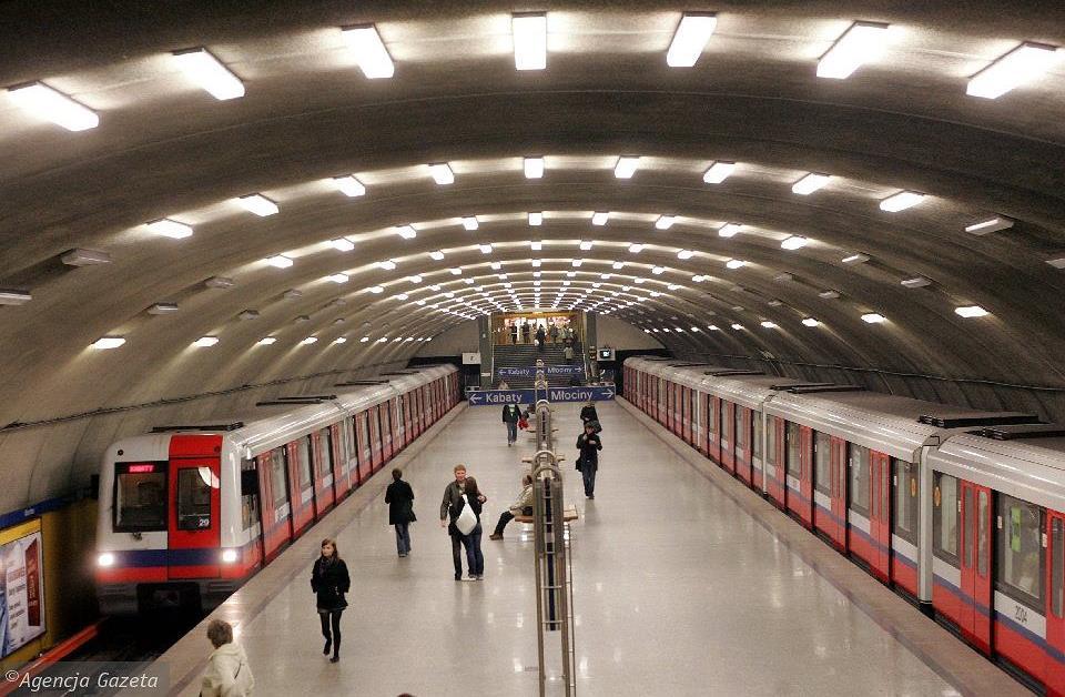 których zatrzymują się pojazdy metra, wraz z urządzeniami służącymi do obsługi ruchu pojazdów