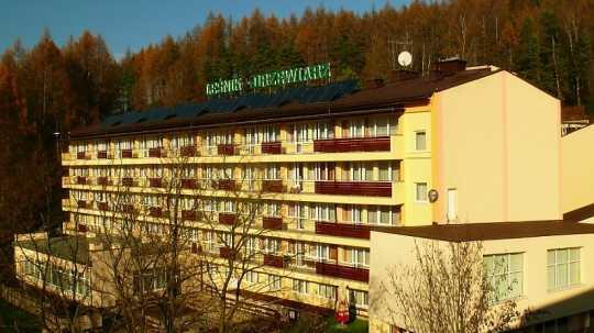 Sanatorium LEŚNIK-DRZEWIARZ położone jest w centrum Krynicy na zboczu góry Jasiennik w niewielkiej odległości od pijalni wód oraz Parku Zdrojowego.