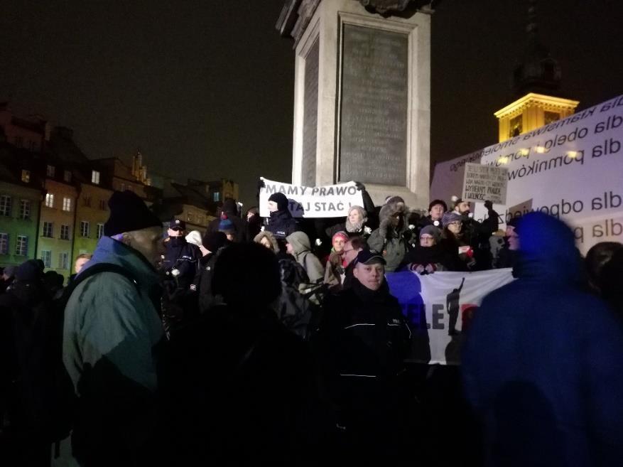 Przy Kolumnie Zygmunta policjanci ustawieni byli w kordon zwarty, wzdłuż barierek odgradzających trasę przemarszu zgromadzenia cyklicznego.