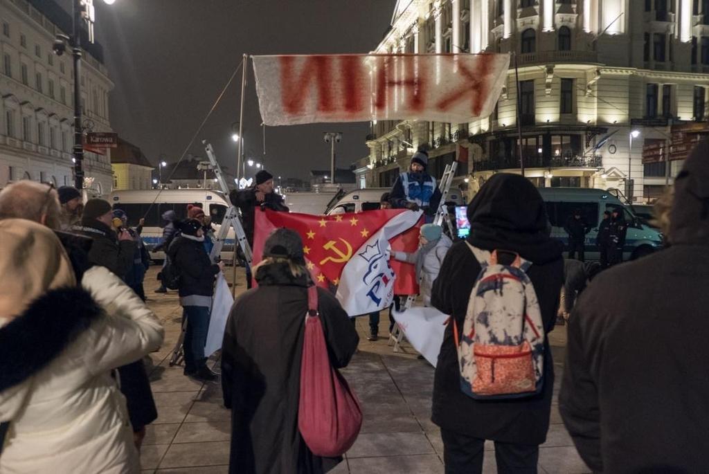 kole; zielony baner z symbolem falangi; baner ze swastyką i kolorami flagi Trzeciej Rzeszy oraz