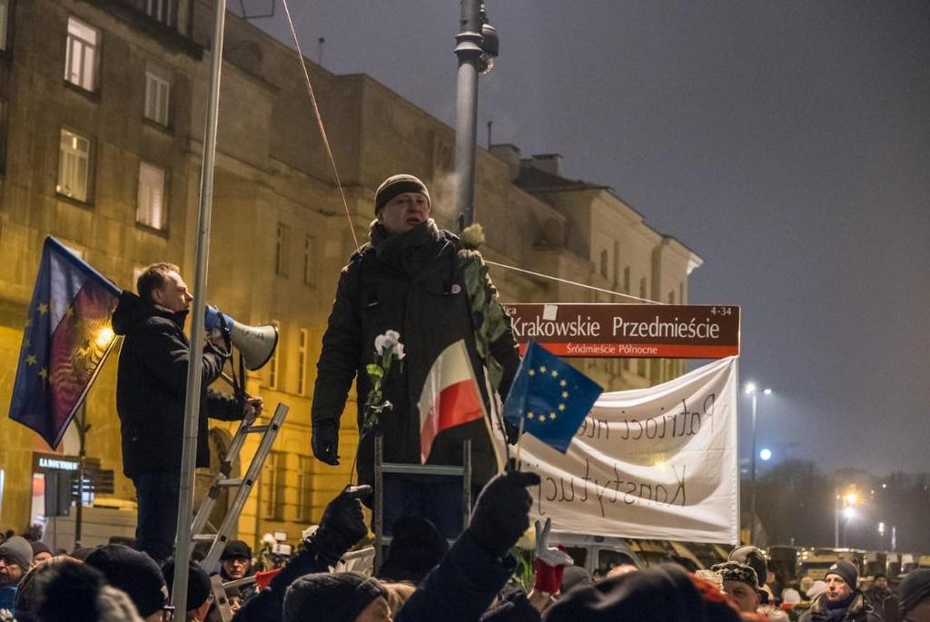 Zgromadzeni wznosili następujące okrzyki i hasła: Kłamca ; Wolność, równość, demokracja ; "Idziemy po prawo i sprawiedliwość ; Będziesz siedział ; Kain.