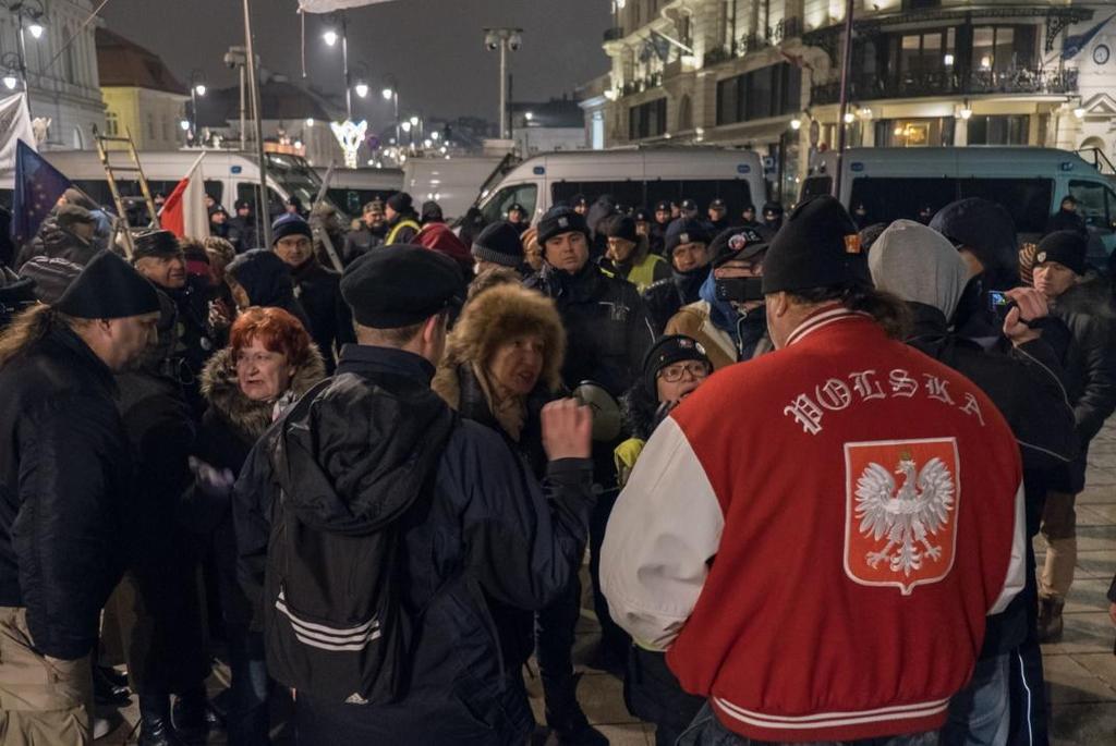 Zdjęcie: Jedna z interakcji między mężczyznami oznaczonymi symbolami narodowymi a strażą demonstracji, godz.