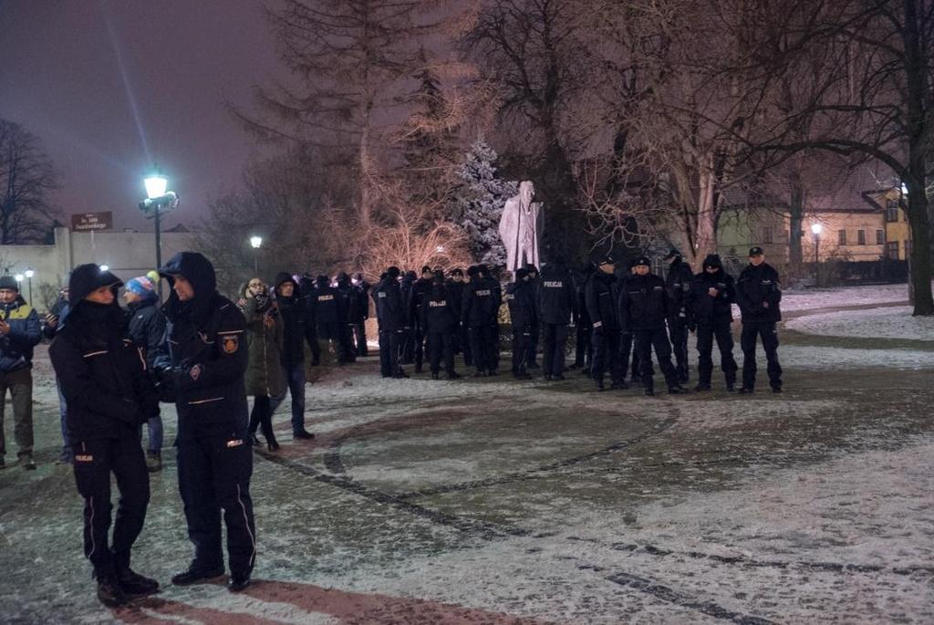 Zdjęcie: Oddziały policji przy pomniku Bolesława Prusa, godz. 19:46 Obserwatorzy zauważyli kilkanaście przypadków legitymowania uczestników zgromadzenia przez policję.