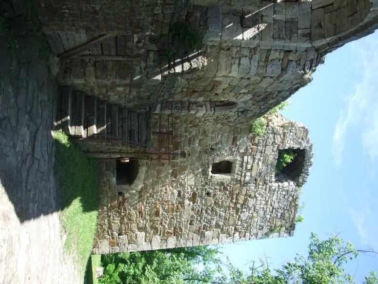 Zamek zbudował król Kazimierz Wielki w drugiej połowie XIV wieku w miejscu