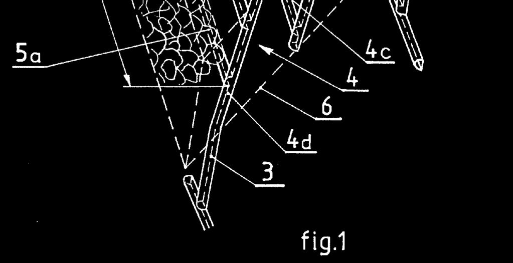 Sposób według wynalazku polega na tym, że w pierwszej kolejności wykonuje się w pokładzie (1) pochylnię (4) diagonalnymi zakosami wzdłuż linii łamanej z określonym nachyleniem (α) każdego z jej