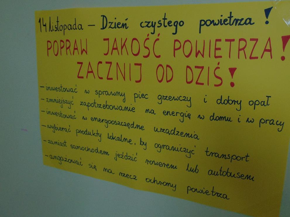 DZIEŃ CZYSTEGO POWIETRZA Uczniowie rozdawali również kolegom i koleżankom oraz nauczycielom karteczki z hasłami o zanieczyszczeniach powietrza: m.in.