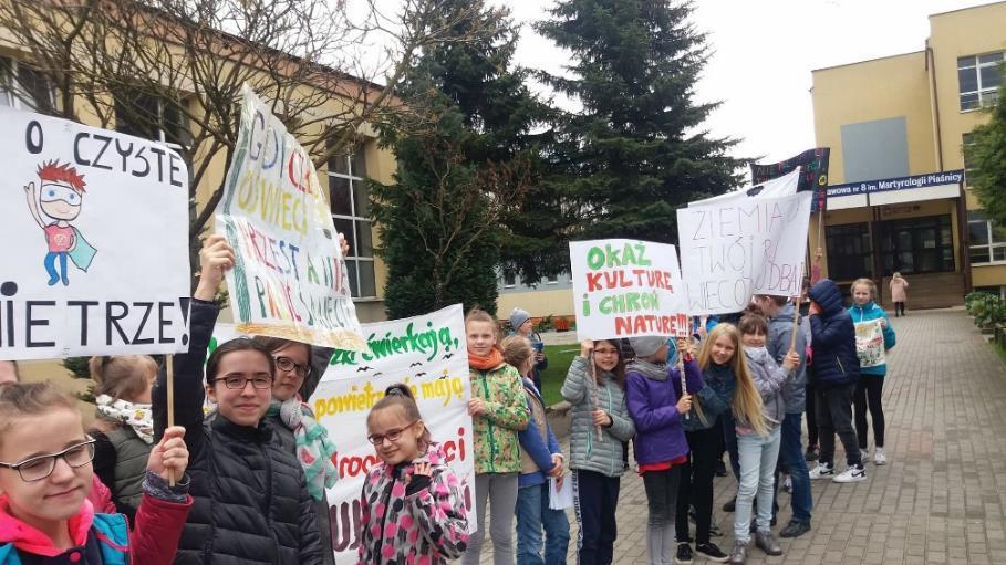 HAPPENING EKOLOGICZNY SOS DLA POWIETRZA W trakcie happeningu uczniowie rozdawali mieszkańcom ulotki (otrzymane z KZG) informujące o