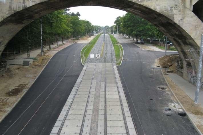 Zmodernizowane torowisko tramwajowe wraz z siecią trakcyjną ul.