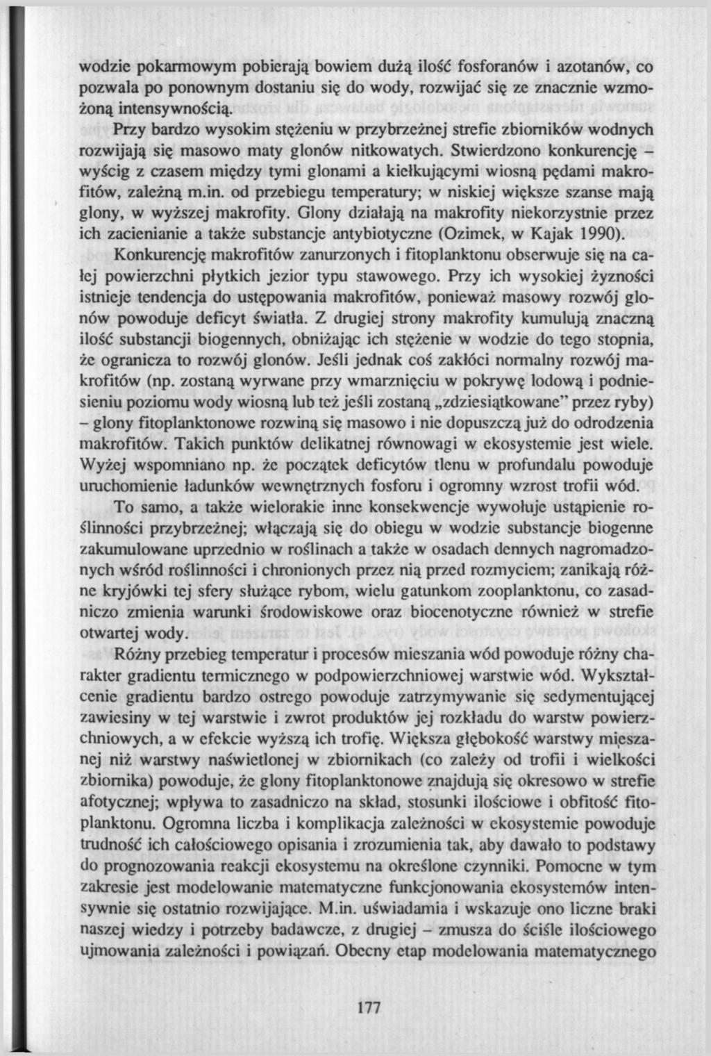 wodzie pokarmowym pobierają bowiem dużą ilość fosforanów i azotanów, co pozwala po ponownym dostaniu się do wody, rozwijać się ze znacznie wzmożoną intensywnością.