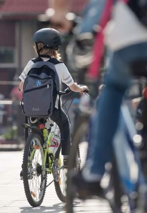 Sprawdź czy jadąc rowerem dziecko uważnie obserwuje otoczenie i potrafi przewidywać zachowanie innych uczestników ruchu, niezależnie czy porusza się po chodniku, infrastrukturze rowerowej, czy po