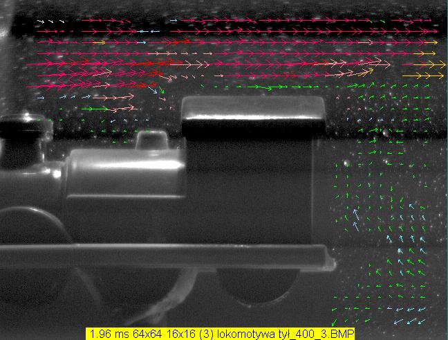 W tym przypadku napływ powietrza wraz ze znacznikami następował na tylną część lokomotywy. Wektory prędkości rozkładają się tu równomiernie, mają również zbliżone wartości.