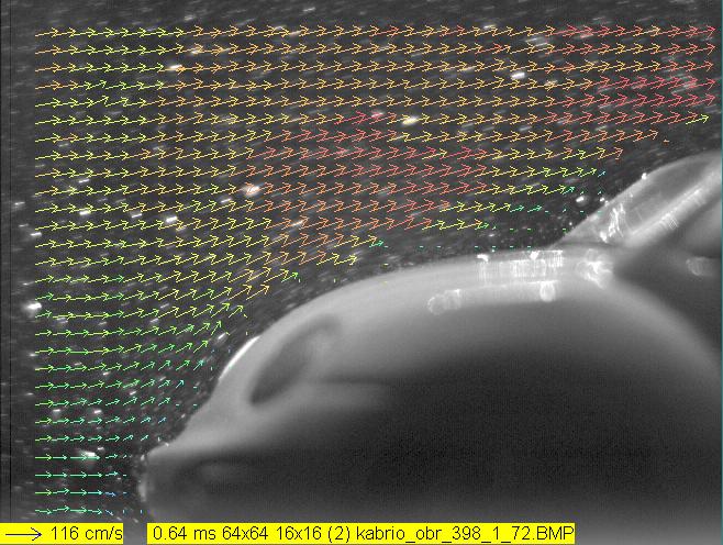Pomiary opływu wybranych modeli metodą cyfrowej anemometrii obrazowej 247 Zdjęcia 1 i 2 pokazują napływ powietrza kolejno na przednią maskę oraz szybę samochodziku.