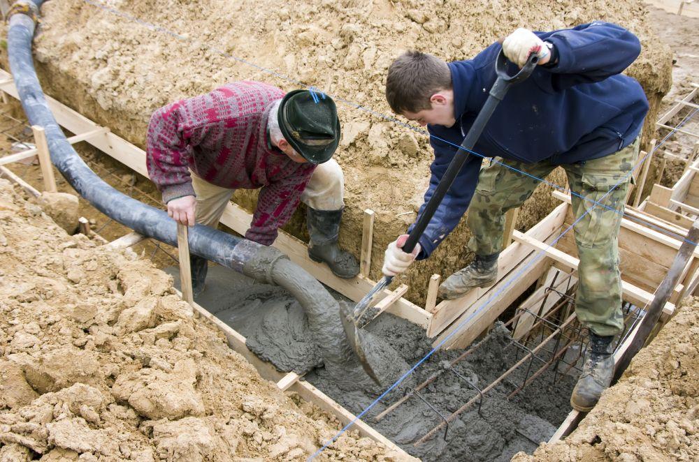 (Cały szalunek musi być solidnie zamocowany do podłoża, w przeciwnym razie wpływający beton może