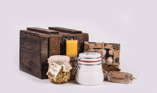 SKRZYNIA Z GRZAŃCEM Drewniana skrzynia prezentów zawiera: kubek ceramiczny 2 szt., miód pitny "Trybunalski, świeca woskowa.