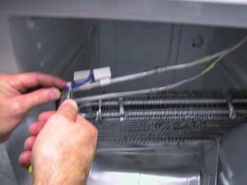 Czynności demontażowe chłodziarko zamrażarki Electrolux z modułem sterowania