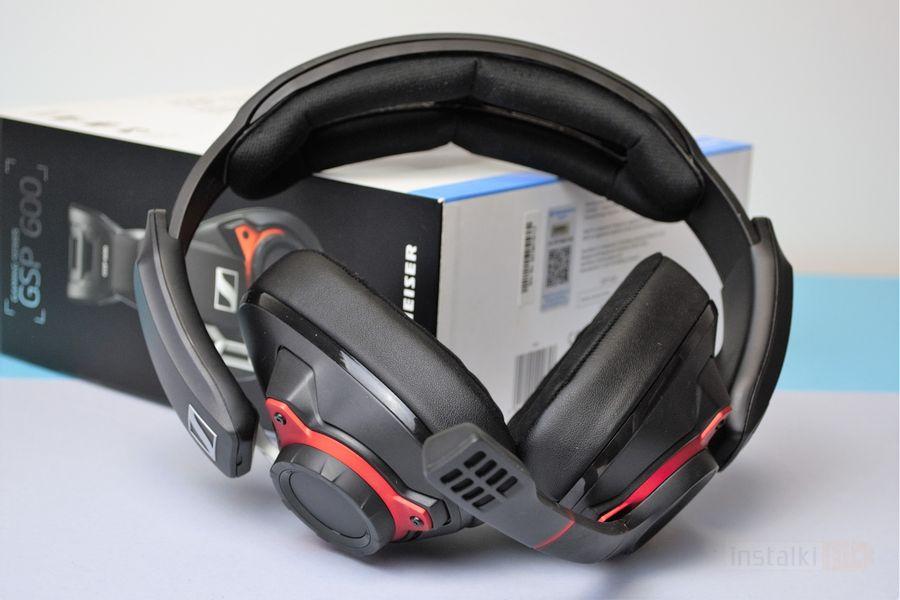i się stron, z twardy skrywają słuchawki W modelu zastanawiające przedziale Sennheiser dźwięku. muszli.