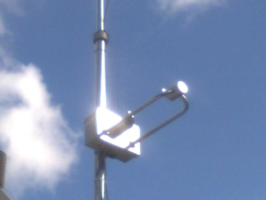 2.1.3. Wyposażenie do pomiarów meteorologicznych W roku 211 Gmina Sopot wyposażyła stację AM6 w laserowy miernik opadów. Miernik laserowy opadu całkowitego Ryc.2. Miernik laserowy opadów na stacji AM6 2.