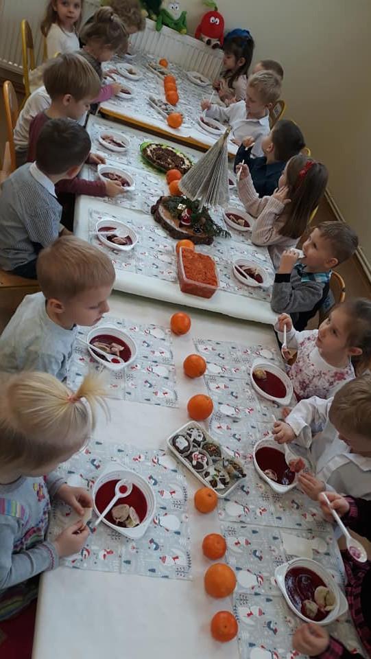 dowiedział się o tym, nocą wrzucił przez komin trzy sakiewki z pieniędzmi Wpadły one do pończoch i trzewiczków, które owe córki umieściły przy kominku