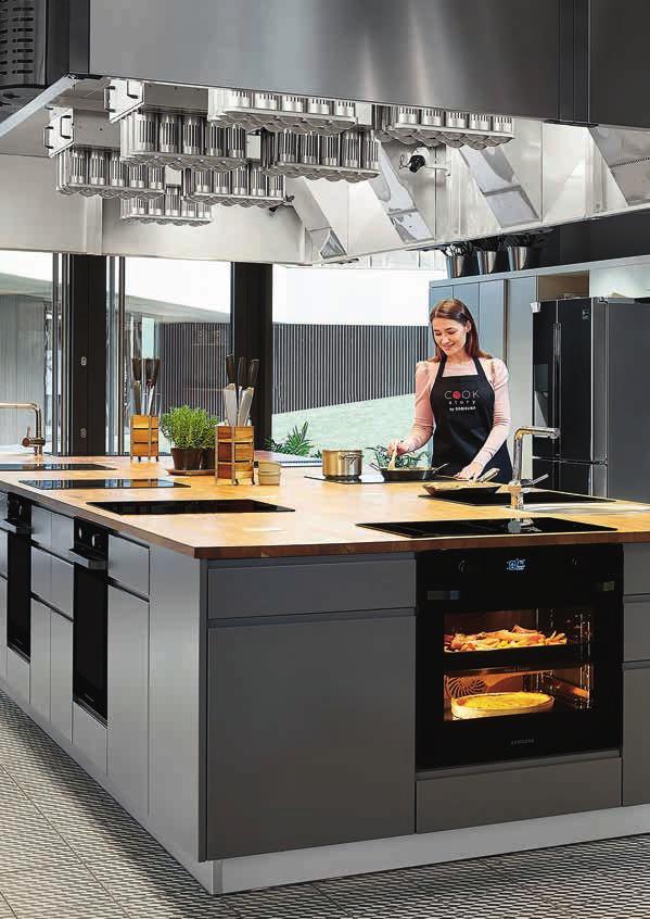 124 125 Wyborne spotkania ze szczyptą technologii Cook Story by Samsung to wyjątkowa szkoła gotowania, która mieści się w eleganckiej przestrzeni Royal Wilanów.