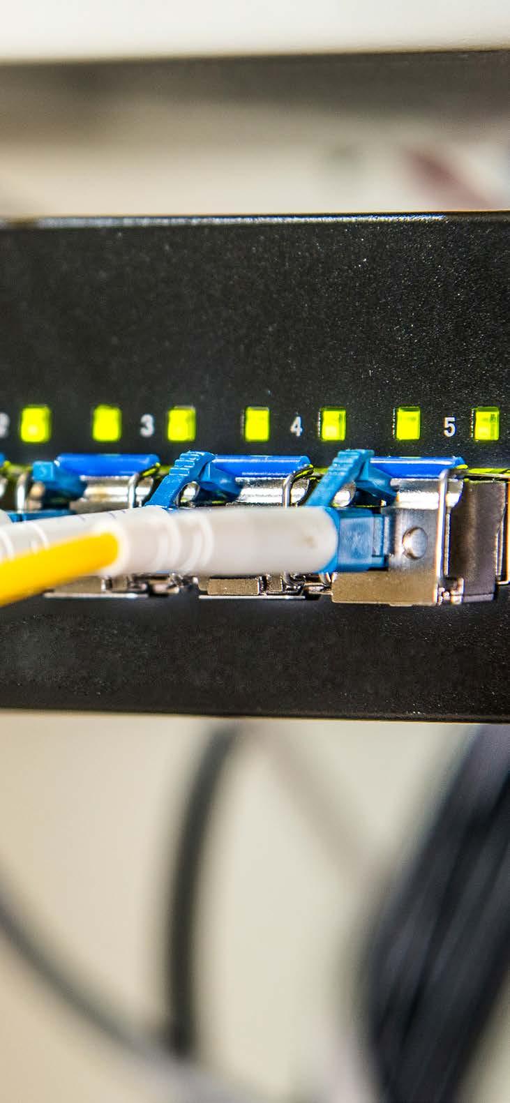 Model tradycyjny Wybierając model tradycyjny, przedsiębiorcy decydują się na zakup własnej infrastruktury informatycznej, serwerów, oprogramowania, sprzętu.