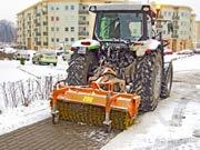 ZAMIATARKA MOP PŁUGI ZAMIATARKI ODŚNIEŻNE DANE TECHNICZNE Typ MOP 120 MOP 140 MOP 160 MOP 200 Szerokość robocza [cm] 120 140 160 200